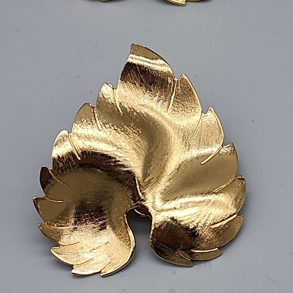 Vintage Mary Kay Large Gold Leaf Shape Clip-on Earrings 80's Bling - Picture 9 of 10